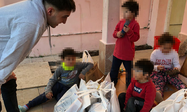 Imagen de los niños recibiendo las donaciones de juguetes y golosinas 